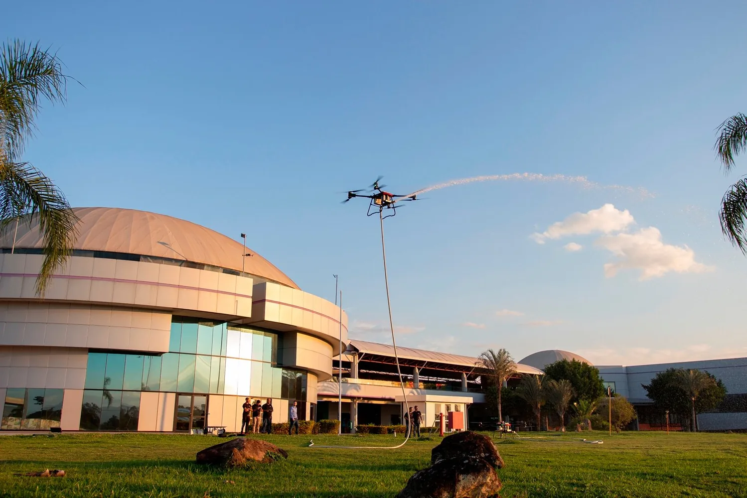 Sistema aéreo operando com jato de água junto a uma estrutura