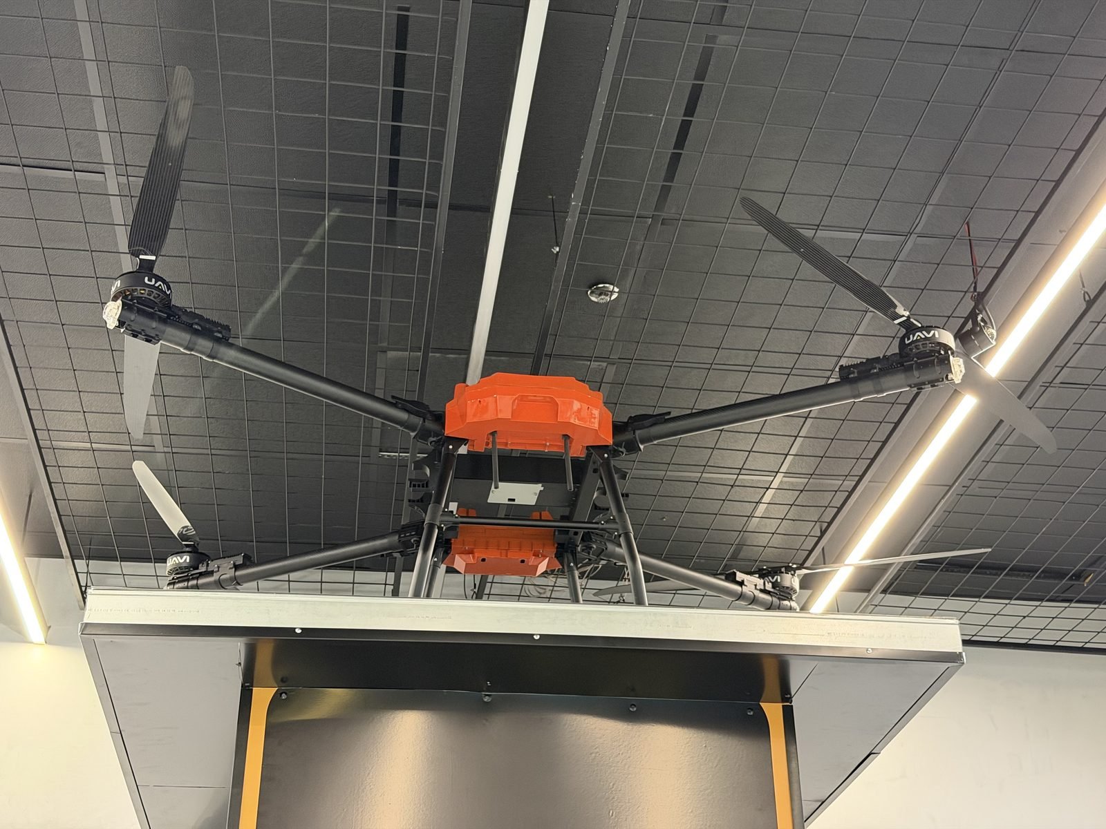 Drone UAVI apresentado sobre a estação Delivery