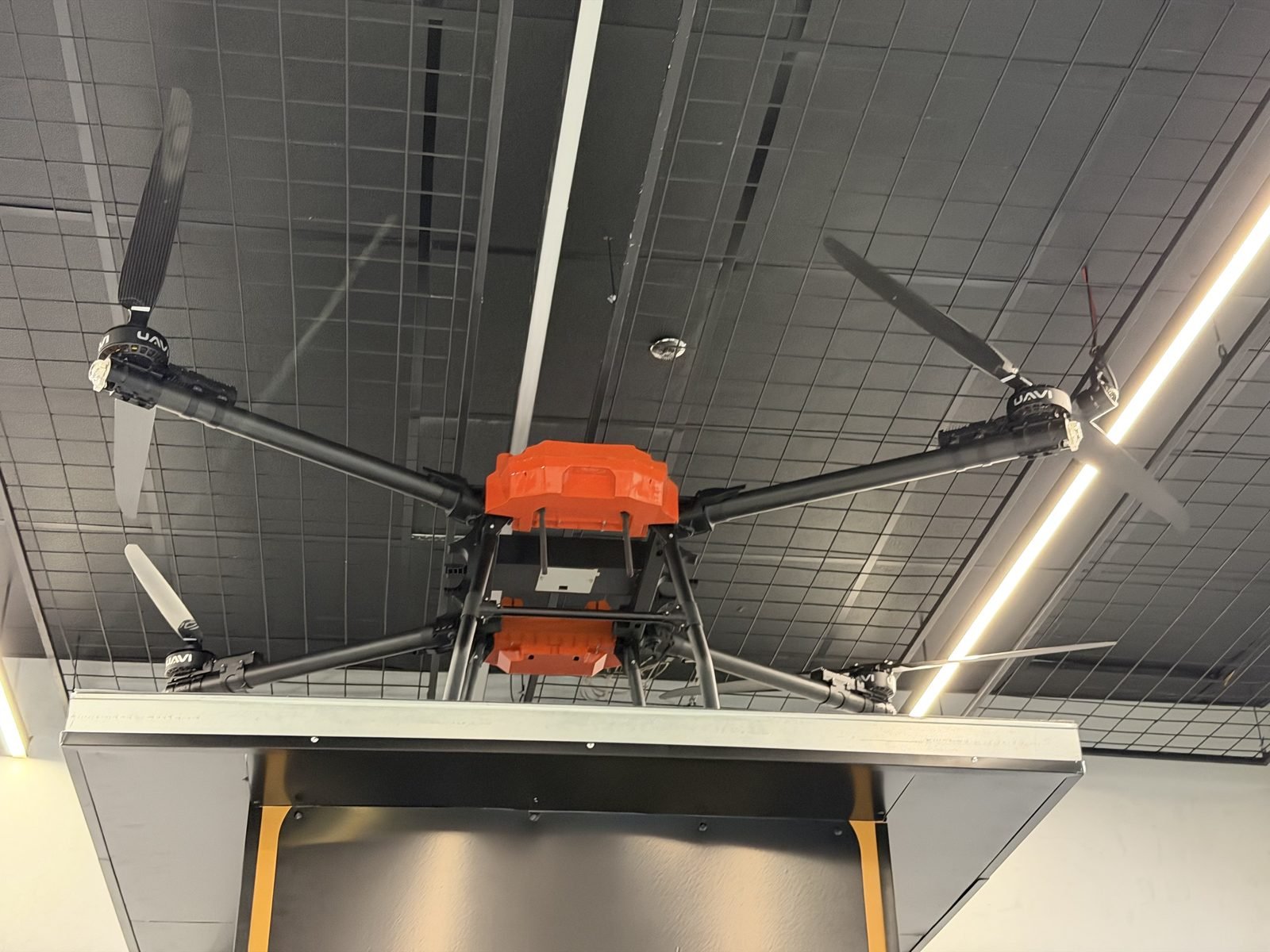 Drone UAVI sobre a estação Delivery