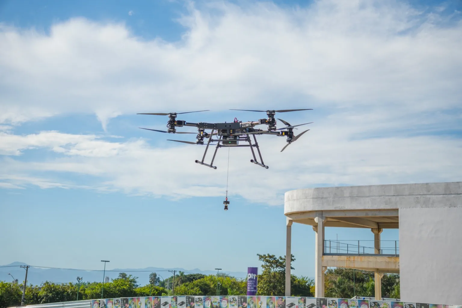 Drone UAVI em operação no ambiente do Parque de Inovação Tecnológica