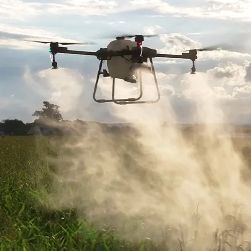 Drone agrícola em operação de pulverização
