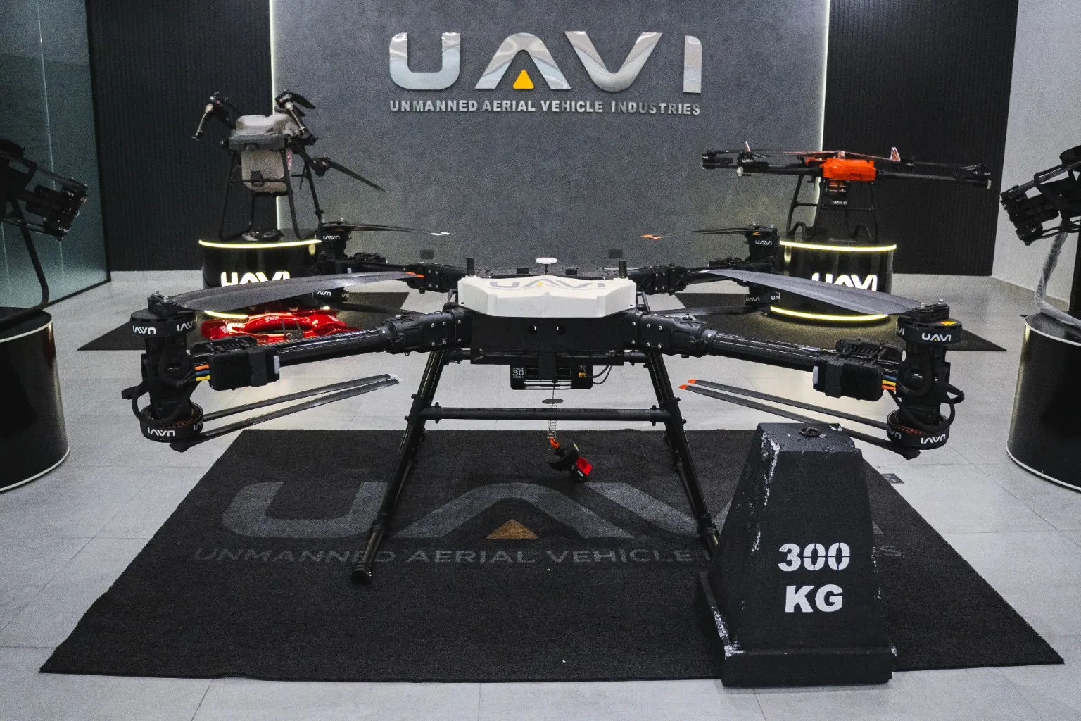 Drone de logística de 300 kg em ambiente técnico e industrial da UAVI