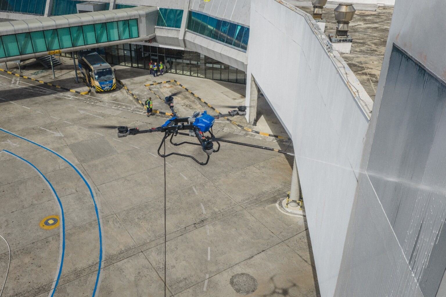 Drone de limpeza atuando em estrutura de difícil acesso